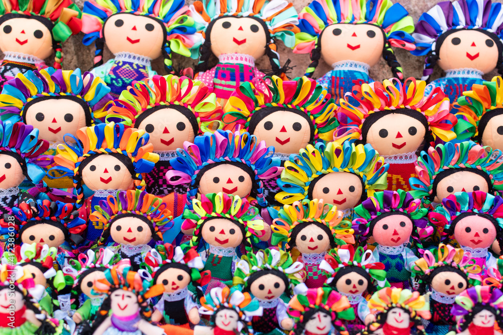 Fototapeta premium MEXICAN COLORFUL AND TRADITIONAL DOLLS