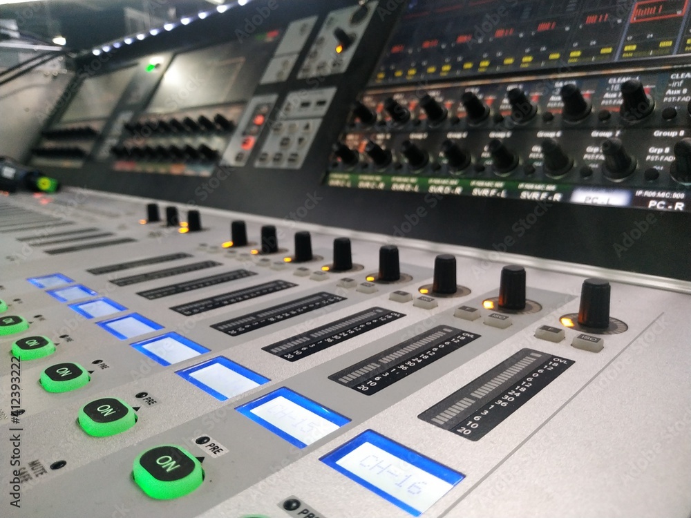 audio mixing console