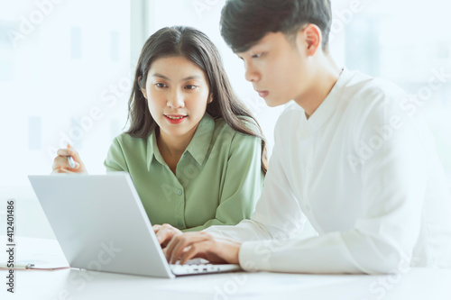 Young Asian business couple working together, completing the assigned work © Timeimage