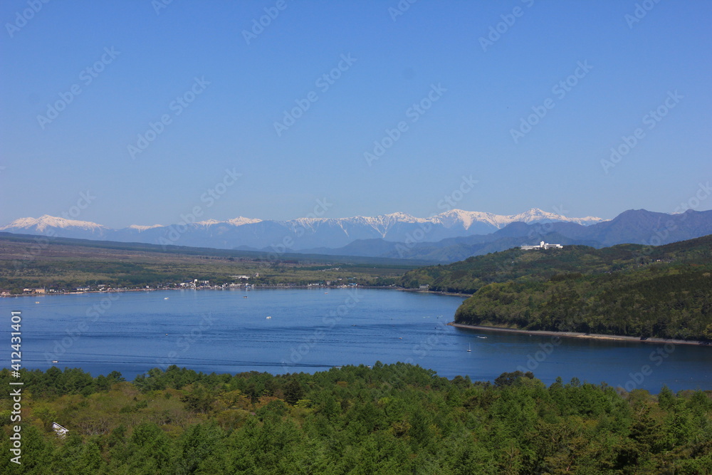 山中湖と南アルプス　　山中湖の芳賀氏にあるパノラマ台は富士山のビューポイントだが、同時に南アルプスの山々も一望できる。季節は春。まだ、山頂には雪が残る