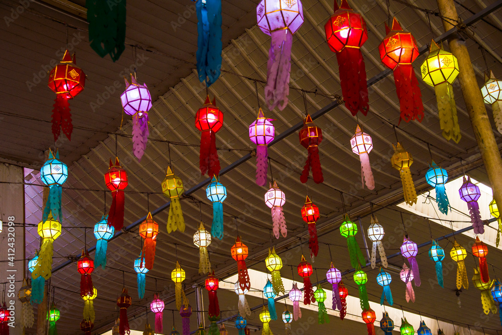 Naklejka premium Colorful paper lanterns. Colorful paper lanterns Thai arts and culture.