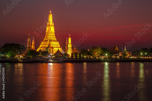 Blurred abstract background of the pagoda scenery of Wat Arun on the Chao Phraya River in Bangkok of Thailand, the silhouette, the light hitting the sculpture, has a kind of artistic beauty © bangprik