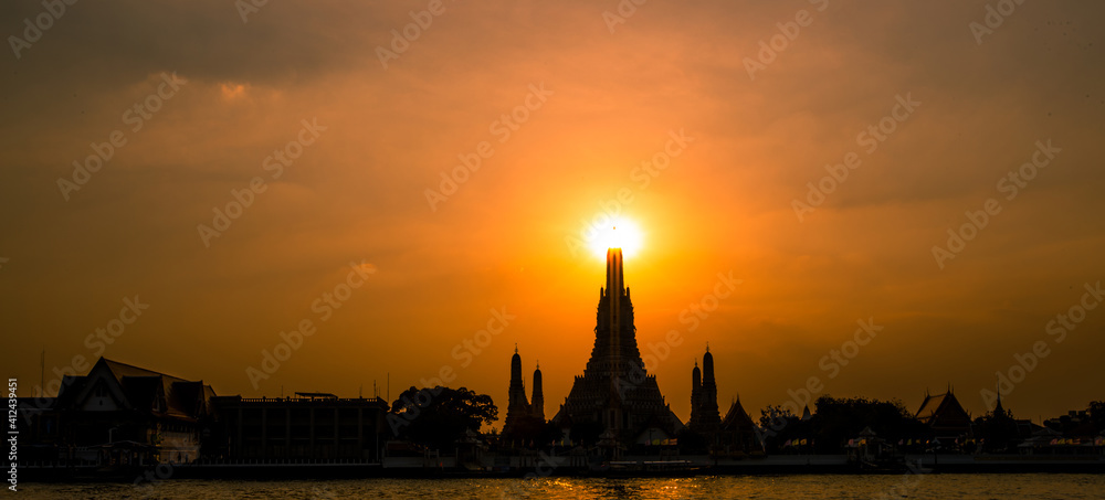 Blurred abstract background of the pagoda scenery of Wat Arun on the Chao Phraya River in Bangkok of Thailand, the silhouette, the light hitting the sculpture, has a kind of artistic beauty