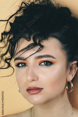 Obraz na płótnie Beautiful young brunette model with bright make-up and curly hairstyle w salonie