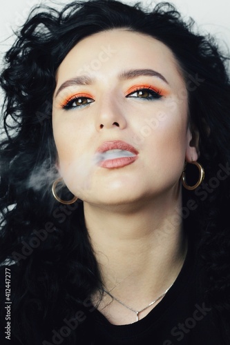 Obraz na płótnie Beautiful young brunette model with bright make-up and curly hairstyle w salonie