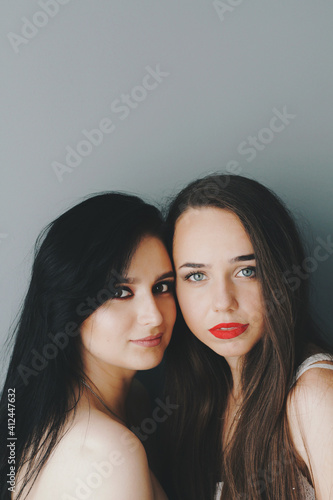 Obraz na płótnie Beautiful young models with bright make-up and long hair w salonie