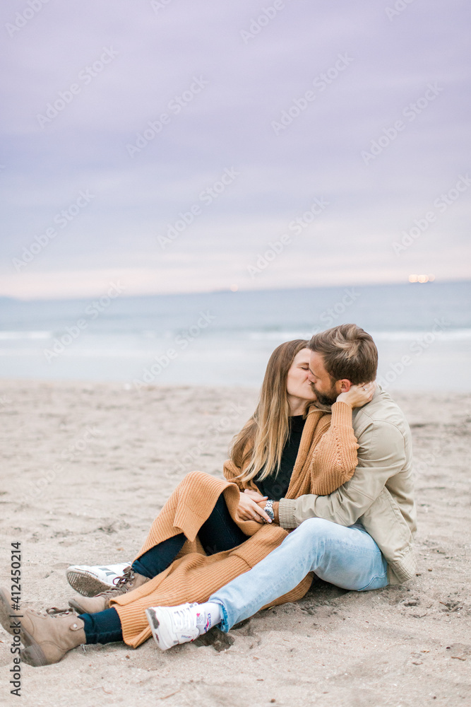 Fototapeta premium Engagement proposal at beach in Playa Del Rey, California Young Couple