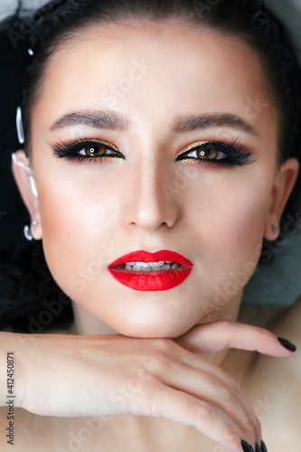 Obraz na płótnie Beautiful young brunette model with bright make-up in bath, water w salonie