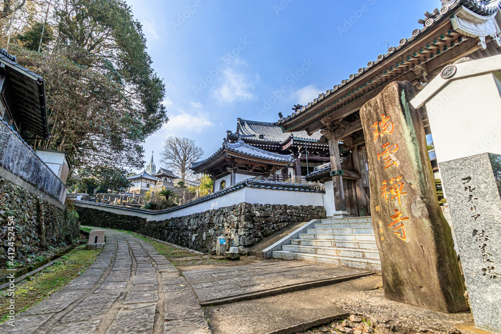 寺院と教会の見える道(冬) 平戸ザビエル記念教会と瑞雲寺 長崎県平戸市 The road where you can see temples and churches(winter) Nagasaki-ken Hirado city 寺院と教会の見える道(冬) 平戸ザビエル記念教会と瑞雲寺 長崎県平戸市 The road where you can see temples and churches(winter) Nagasaki-ken Hirado city