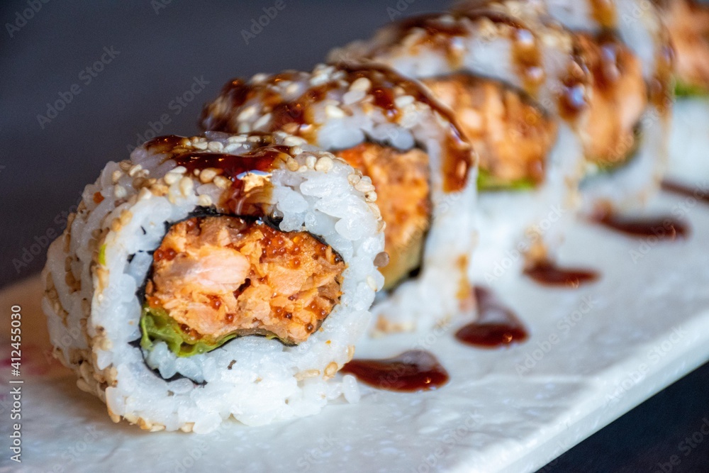 Miura maki (salmone cotto, maionese, tobiko, salsa piccante, insalata) Miura maki (salmone cotto, maionese, tobiko, salsa piccante, insalata)