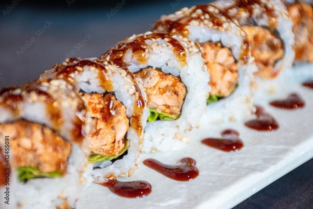 Miura maki (salmone cotto, maionese, tobiko, salsa piccante, insalata) Miura maki (salmone cotto, maionese, tobiko, salsa piccante, insalata)