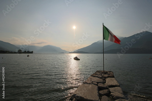 Blick auf einen See mit einer italienischen Fahne im Vordergrund  © johannes81