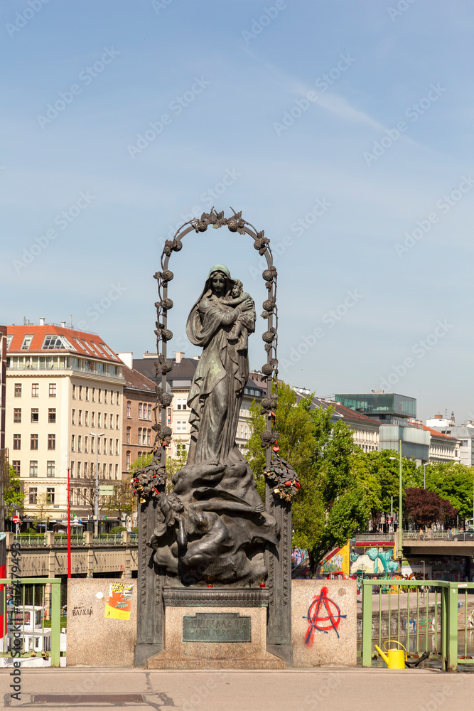 Foto de statue of Holy Mary at the Mary Bridge (Marien Brücke) in the