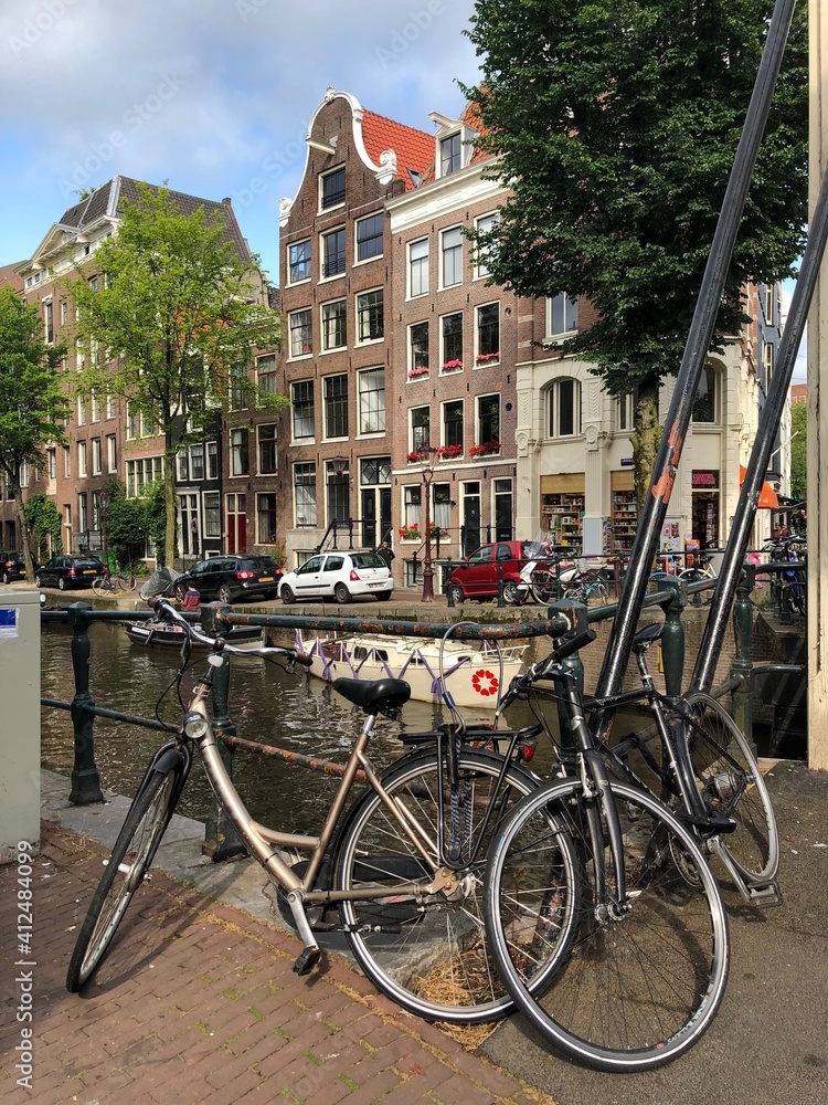 Fototapeta premium Bicicletas aparcadas en los canales de Amsterdam