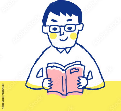 本を読んでいるメガネの男性
