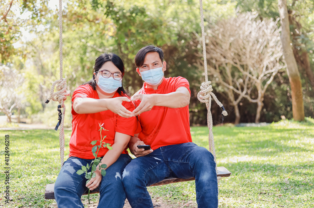 Couples love each other on Valentine's Day. Couples love each other on Valentine's Day.