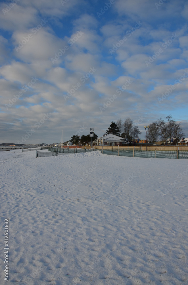 Schnee im Winter an Strand und Promenade an der Ostsee in Grömitz
