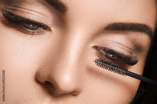 Mascara wand for maximum volume of artificial eyelashes