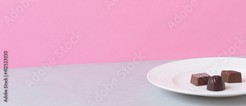 Chocolate on the plate. Break time, women's materials, pink walls, sweet, Valentine's Day, etc. お皿の上のチョコレート。休憩時間、女性向け素材、ピンクの壁、バレンタインデーなど