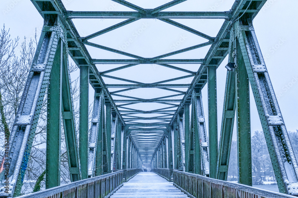 Historische Brücke über die Ruhr bei Essen Kupferdreh im Winter