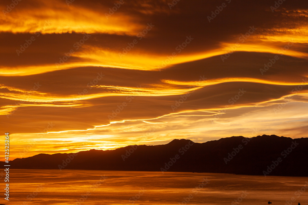 Fototapeta premium 夕日に映るセカンドライフのイメージ 幸せな海外移住 リラックスな生活のイメージ