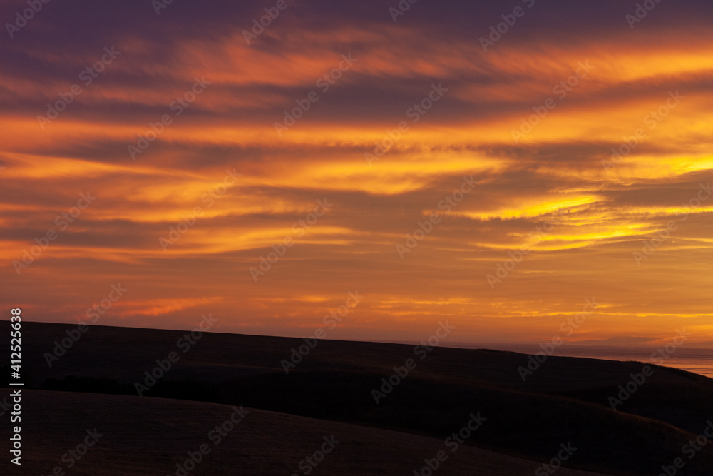 夕日に映るセカンドライフのイメージ　幸せな海外移住　リラックスな生活のイメージ
