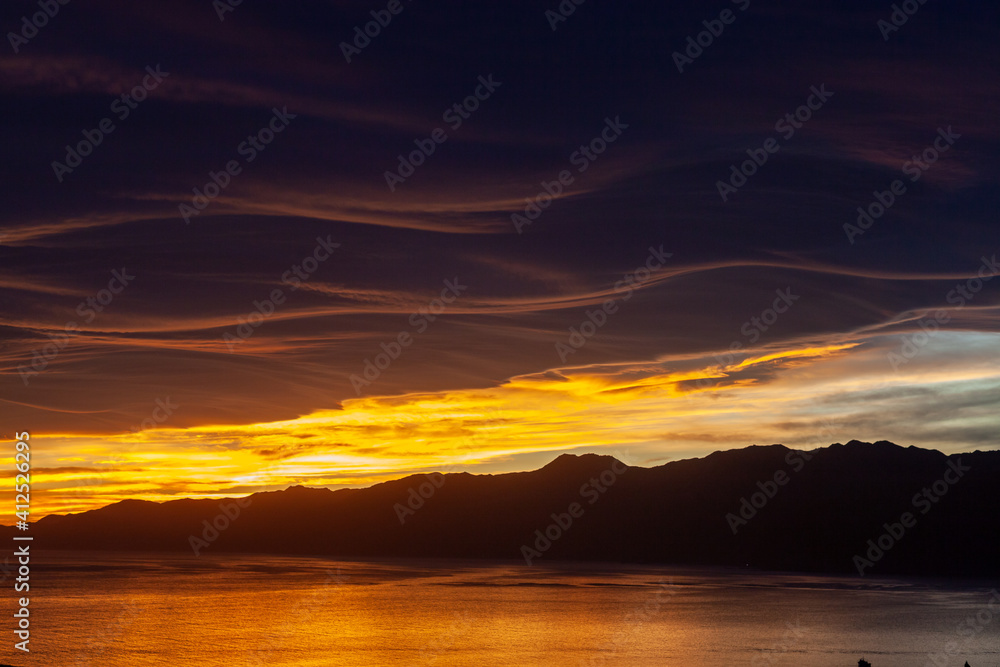 Obraz premium 夕日に映るセカンドライフのイメージ 幸せな海外移住 リラックスな生活のイメージ