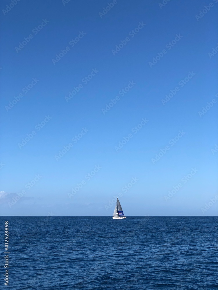 Barc velero solitario navegando en el mar Mediterráneo