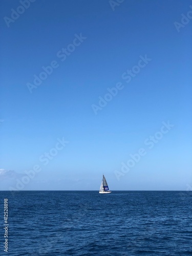 Barc velero solitario navegando en el mar Mediterráneo