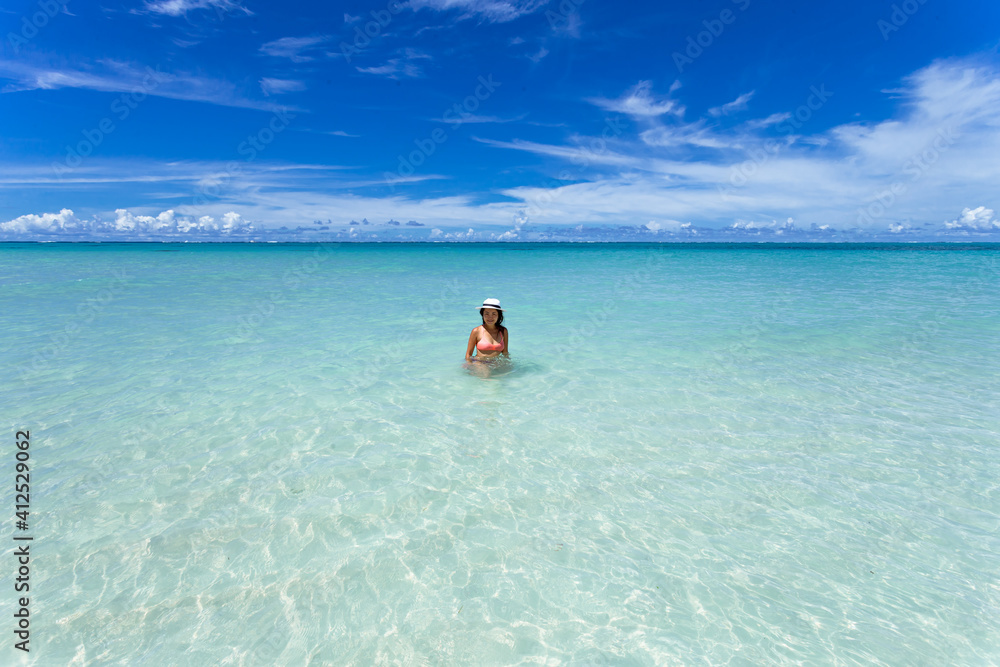 リゾート地に海水浴をしに来た水着姿の女の子