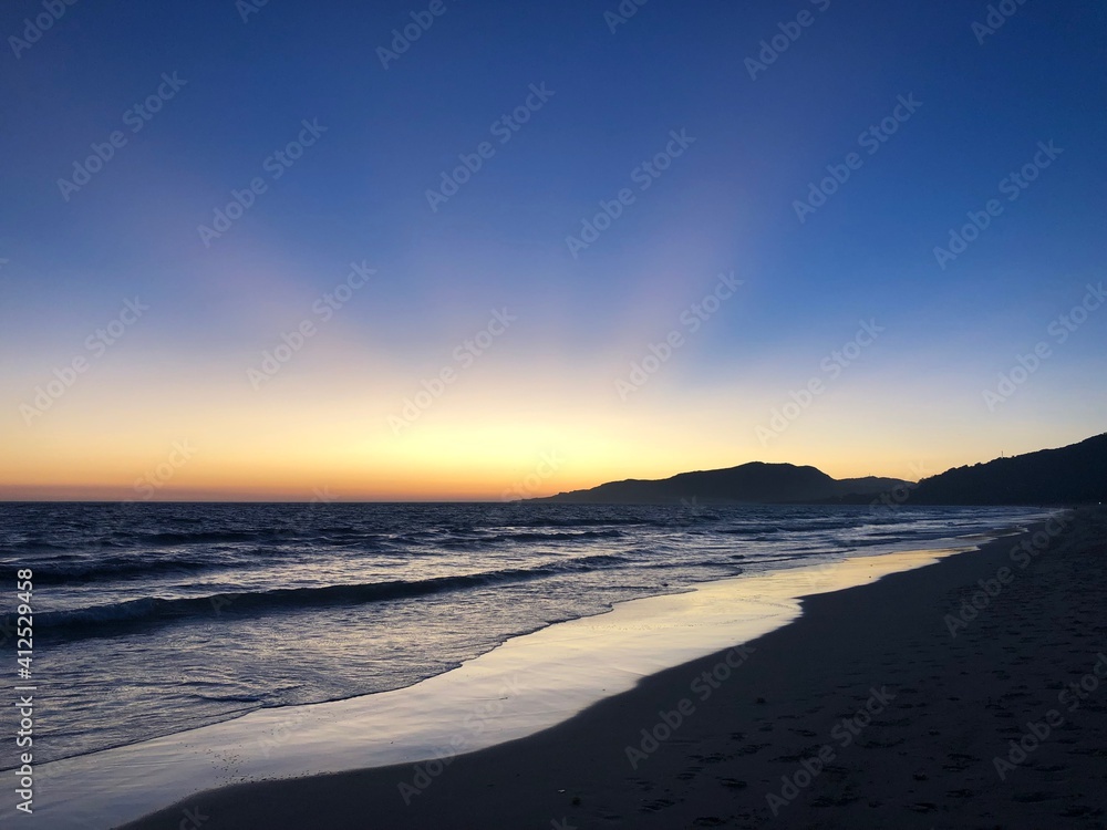Anochecer en la orilla de la playa de Tarifa