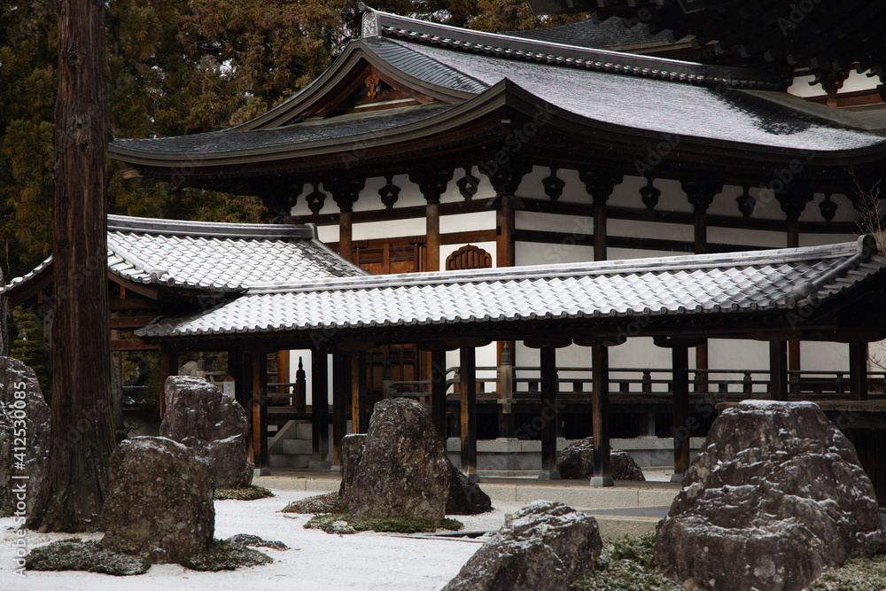 Obraz premium 雪の積もった寺