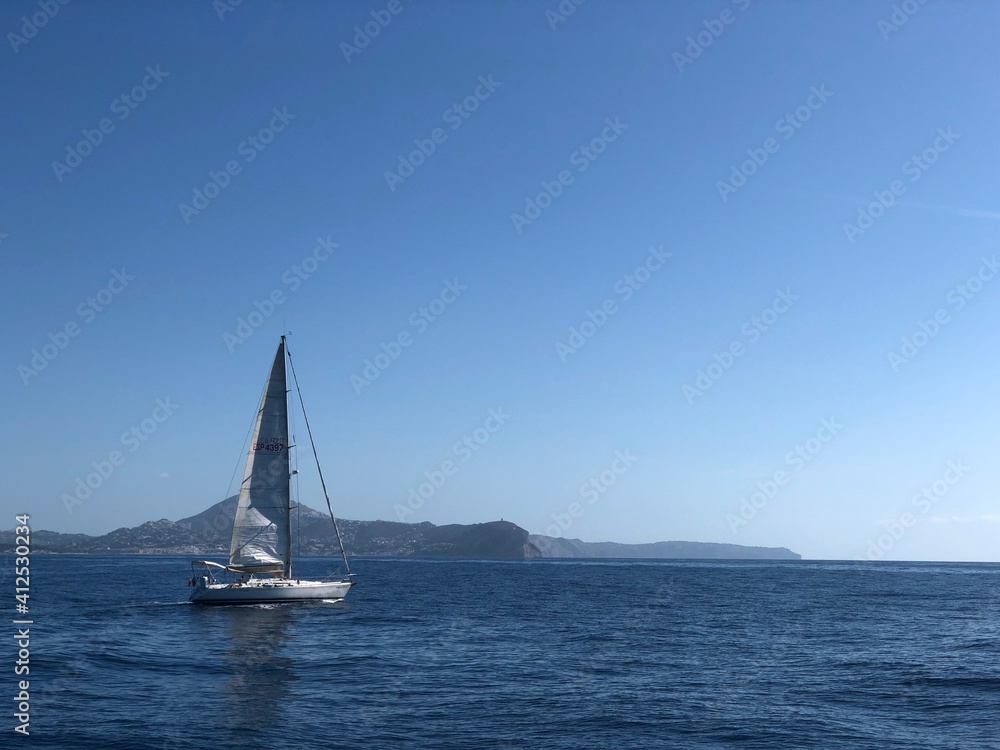 Barco velero navegando en el mar Mediterráneo