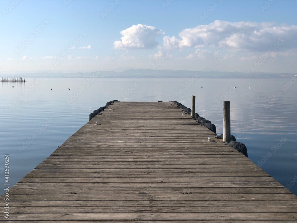 muelle de madera en la Albufera de Valencia muelle de madera en la Albufera de Valencia