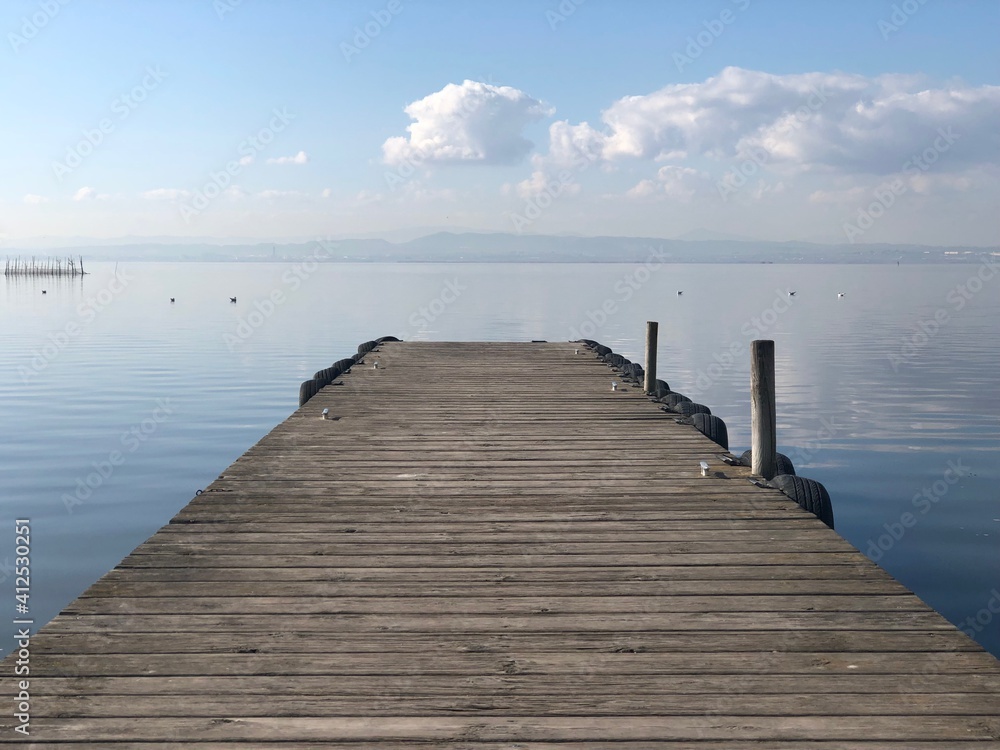 muelle de madera en la Albufera de Valencia