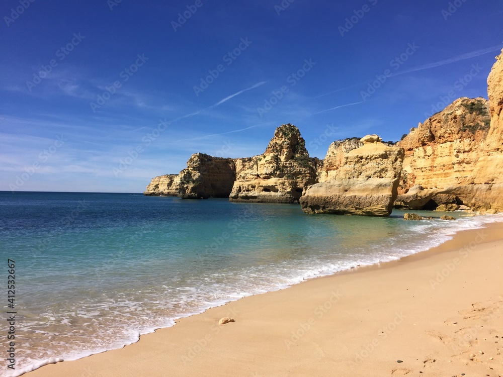 playa rocosa del Algarve en Portugal