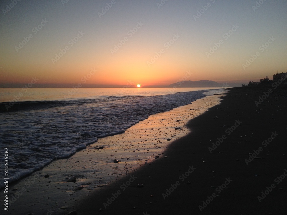 Fototapeta premium atardecer, playa, mar, oceáno, acuático, amanecer, cielo, sol, costa, olas, nube, arena, olas, paisaje, naturaleza, anochecer, anochecer, anaranjada, nube
