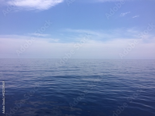 Fonde de mar azul y cielo azul con nubes blancas, mar mediterráneo