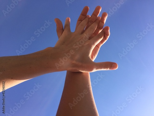 mano, cielo, mano, azul, humana, dedo, dedo, brazo, la palma, gente, mujer, ademán, firmar, libertad, símbolo, arriba, brazo, aislada, exitos, carroceria, blanco, naturaleza, concepto, piel photo