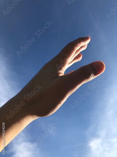 mano, cielo, dedo, azul, ademán, firmar, humana, dedo, brazo, concepto, mano, gente, la palma, carroceria, sol, símbolo, arriba, aprobado, pulgar, nube, nube, alcance, mujer, aislada, ayuda