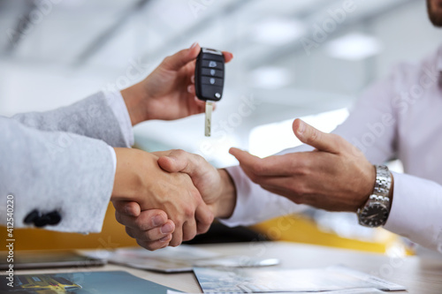 Obraz na plátně Closeup of car seller and buyer shaking hands