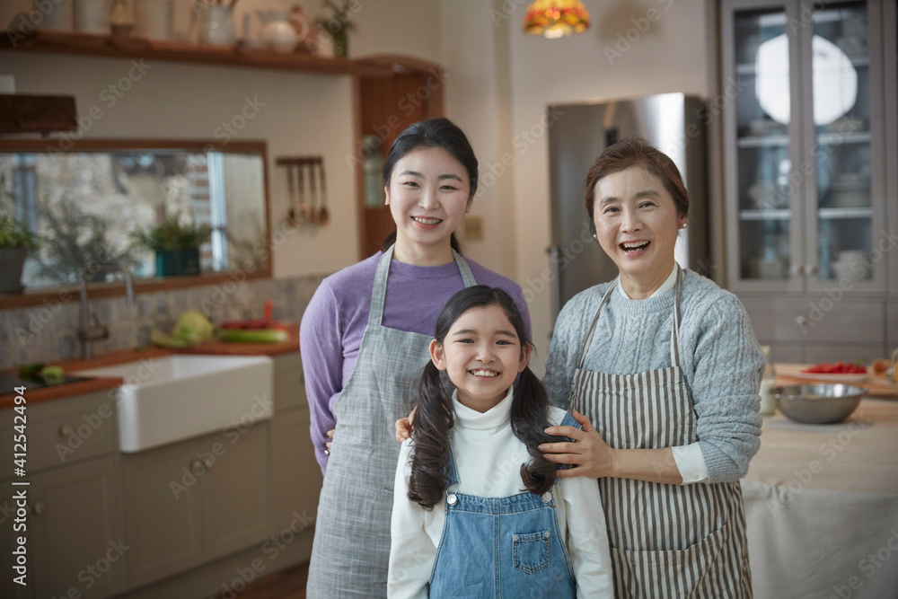 3generation in kitchen 3generation in kitchen