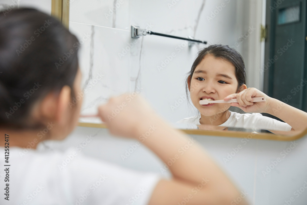 Fototapeta premium girl brushing teeth
