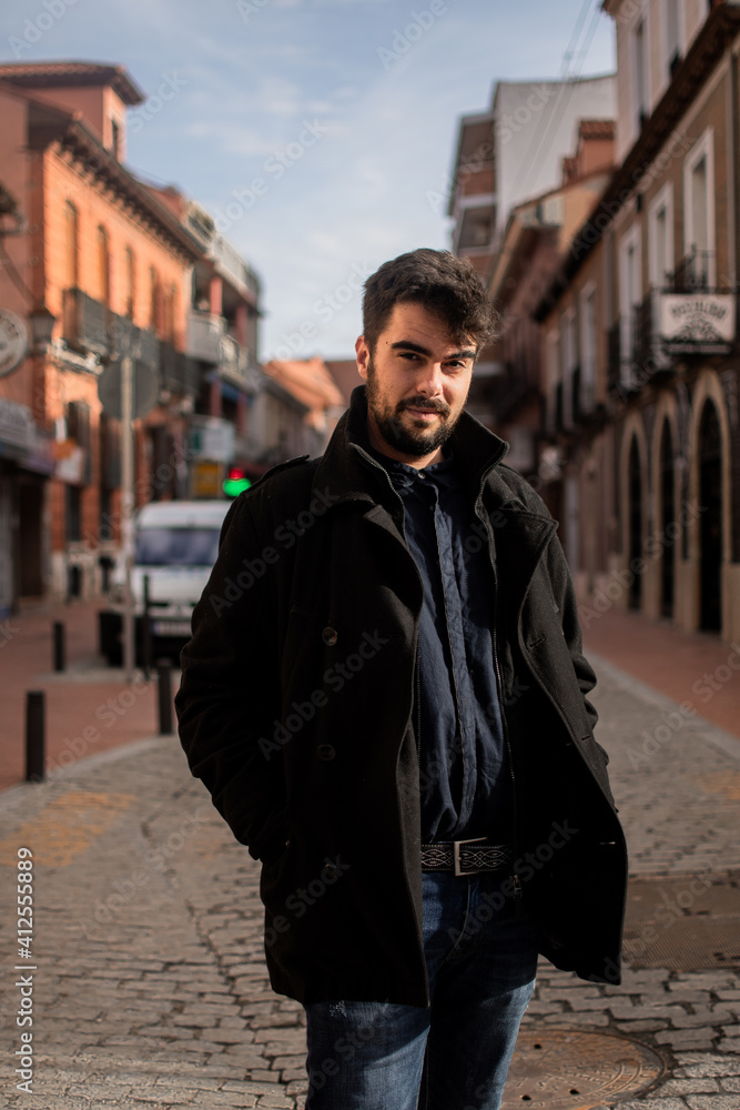 Hombre joven vestido de forma informal Hombre joven vestido de forma informal