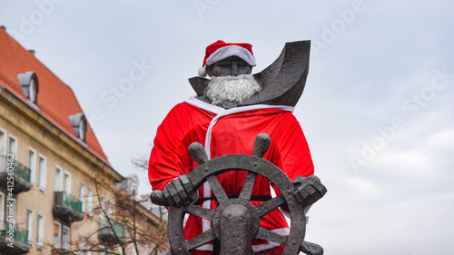.Monument to a sailor in Szczecin dressed in a Santa Claus costume with a steering wheel.