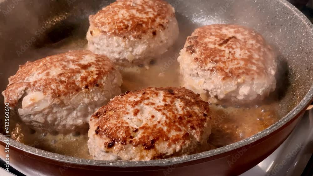 フライパンでハンバーグを焼いている映像 シズル 手づくり おうち時間 日本 フライパンでハンバーグを焼いている映像 シズル 手づくり おうち時間 日本
