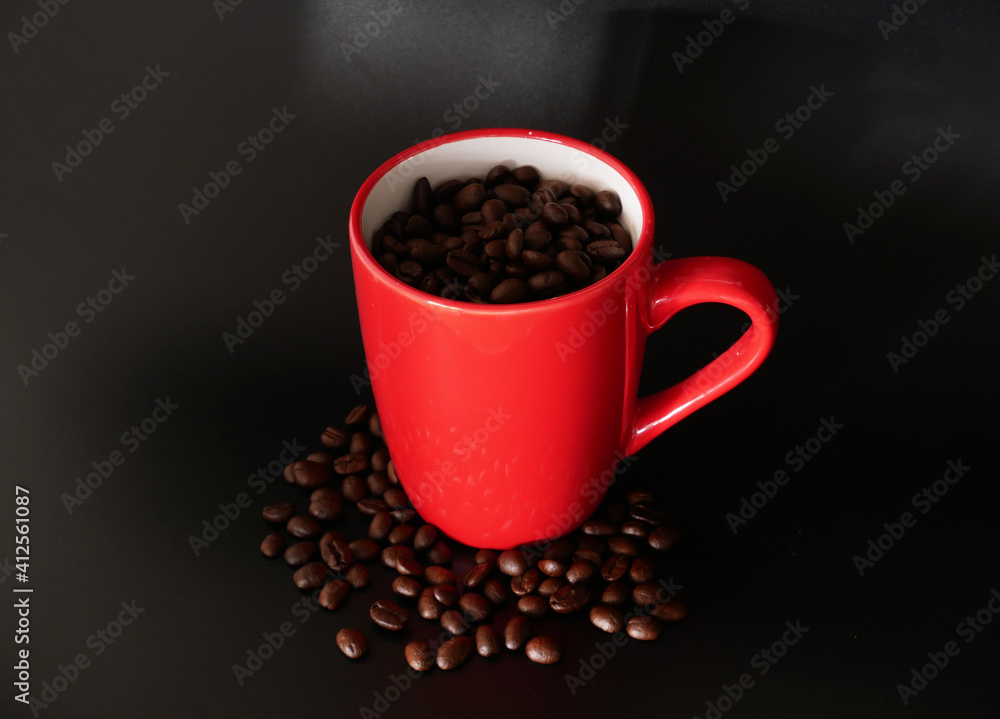 Obraz premium Black coffee cup on background with Coffee beans