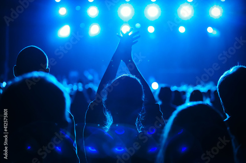 Fotografie Crowded dance floor in night club
