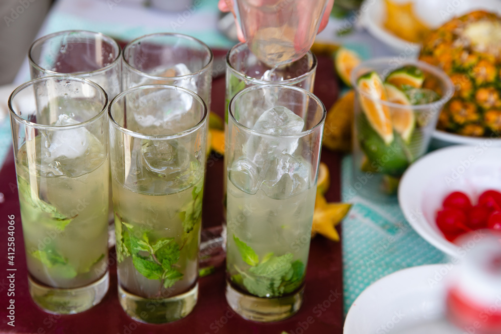 Fototapeta premium cocktail with lime and mint