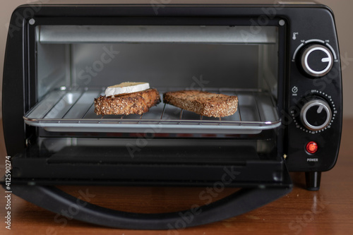MAKING BREAKFAST TOASTS IN AN ELECTRIC OVEN